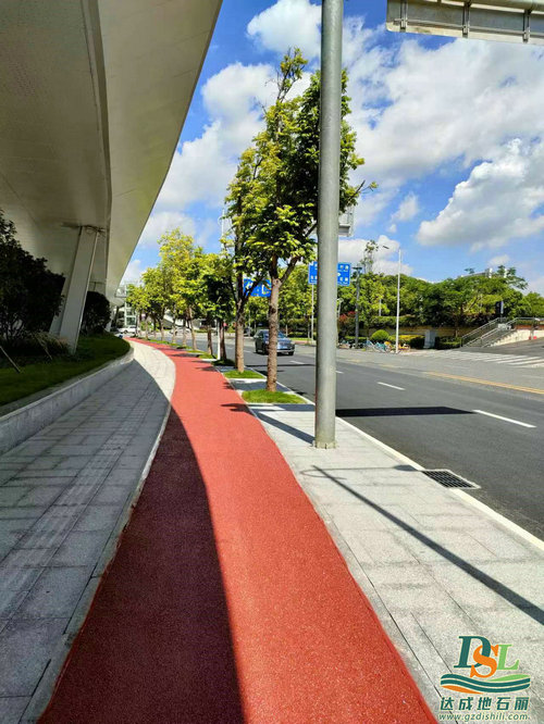 東莞市中心2號橋彩色透水混凝土噴油進(jìn)行中！